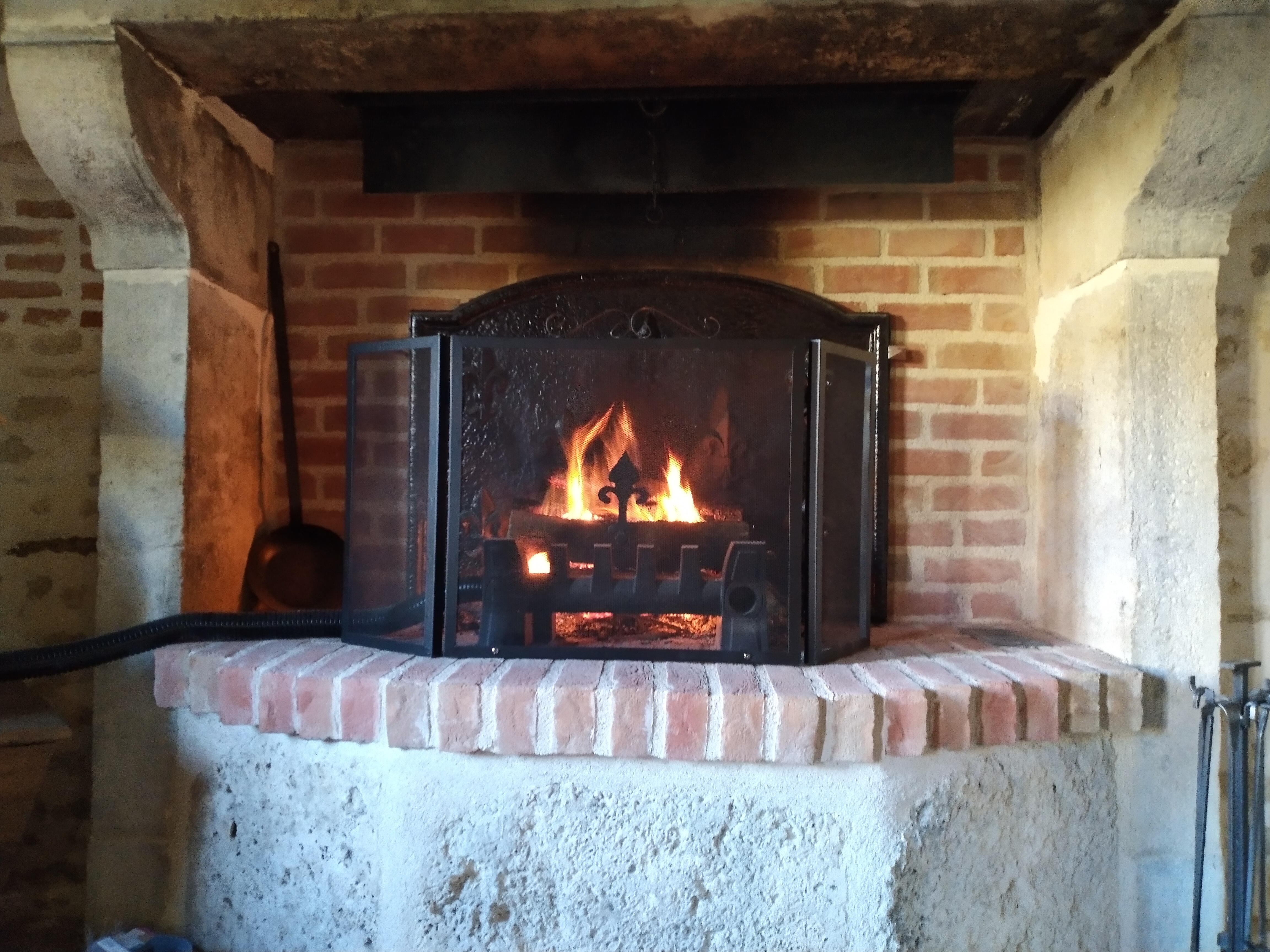Le récupérateur de chaleur pour cheminée ouverte EQUATAIR et son